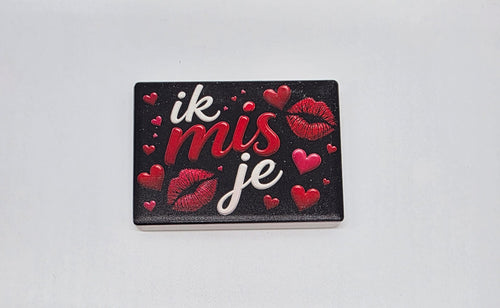 Keramische koelkastmagneet met de tekst Ik mis je, rode hartjes en lippen op een zwarte achtergrond.
