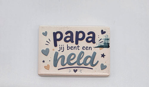Keramische koelkastmagneet met de tekst Papa jij bent een held, hartjes en sterren op een lichte achtergrond.