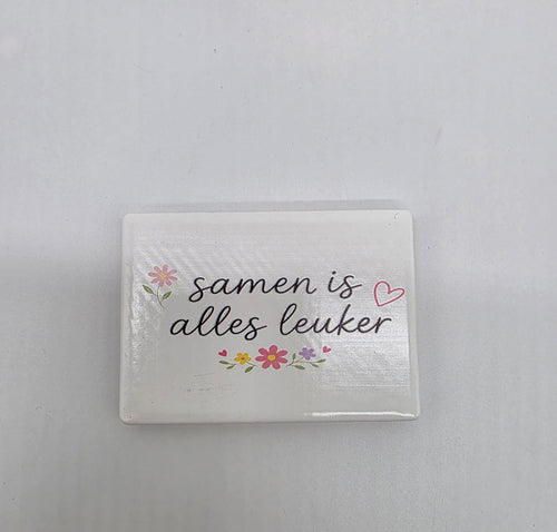 Keramische koelkastmagneet met de tekst Samen is alles leuker, bloemen en een hartje op een lichte achtergrond.