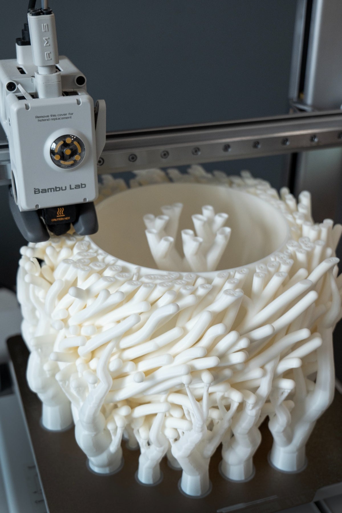 Productie van de Koraal organische lampenkap op een 3D-printer.