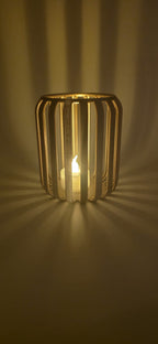 LED-theelichthouder met open ribstructuur en warm licht- en schaduwspel.