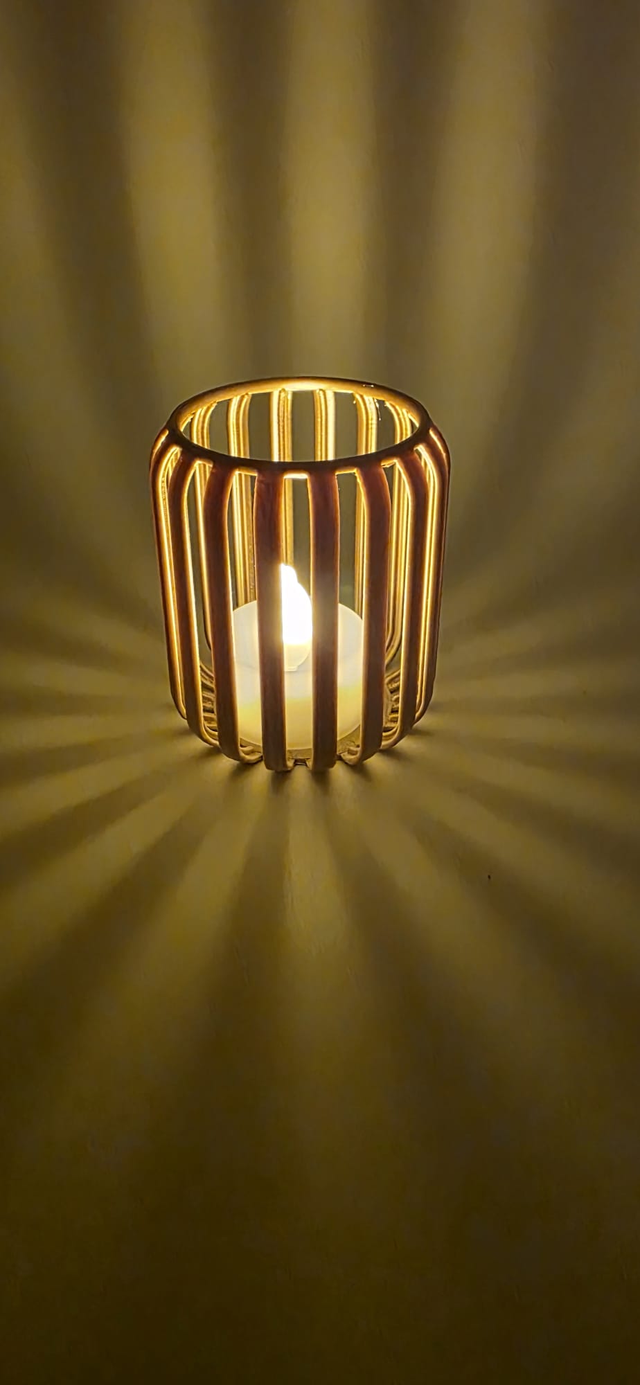 Decoratieve theelichthouder met LED-licht dat door de verticale ribben naar buiten schijnt.