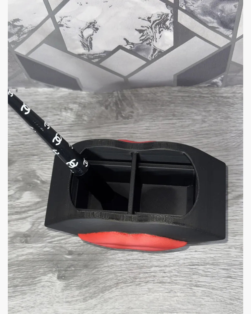 Bovenaanzicht van zwart-rode make-up organizer met vakverdeling.