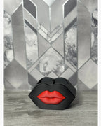 Zwart-rode make-up organizer met lippenmotief zonder accessoires.