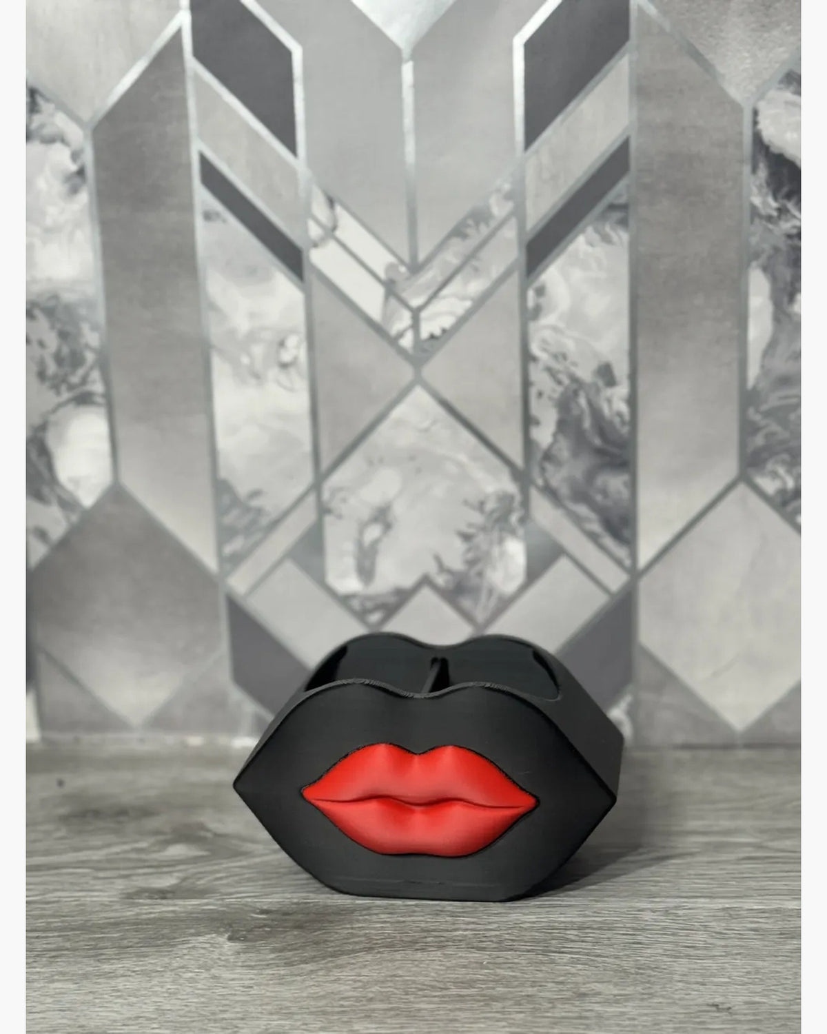 Zwart-rode make-up organizer met lippenmotief zonder accessoires.