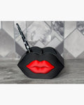 Zwarte make-up organizer met rode lippen en meerdere opbergvakken, frontaal gefotografeerd.