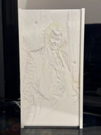 Witte lithophane fotolamp met reliëfafbeelding van een man in pak, zichtbaar zonder ingeschakelde verlichting.