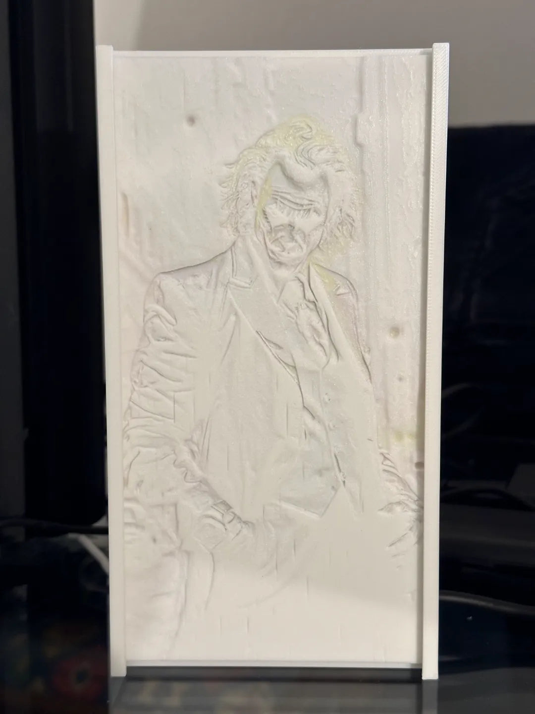Witte lithophane fotolamp met reliëfafbeelding van een man in pak, zichtbaar zonder ingeschakelde verlichting.