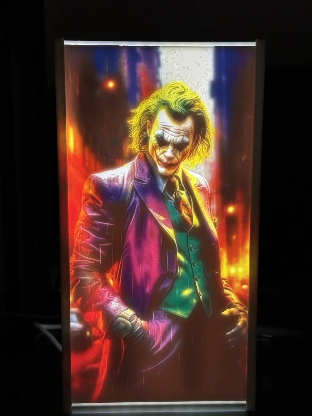 Verlichte lithophane fotolamp met kleurrijk portret van een man in kostuum en geschminkt gezicht.