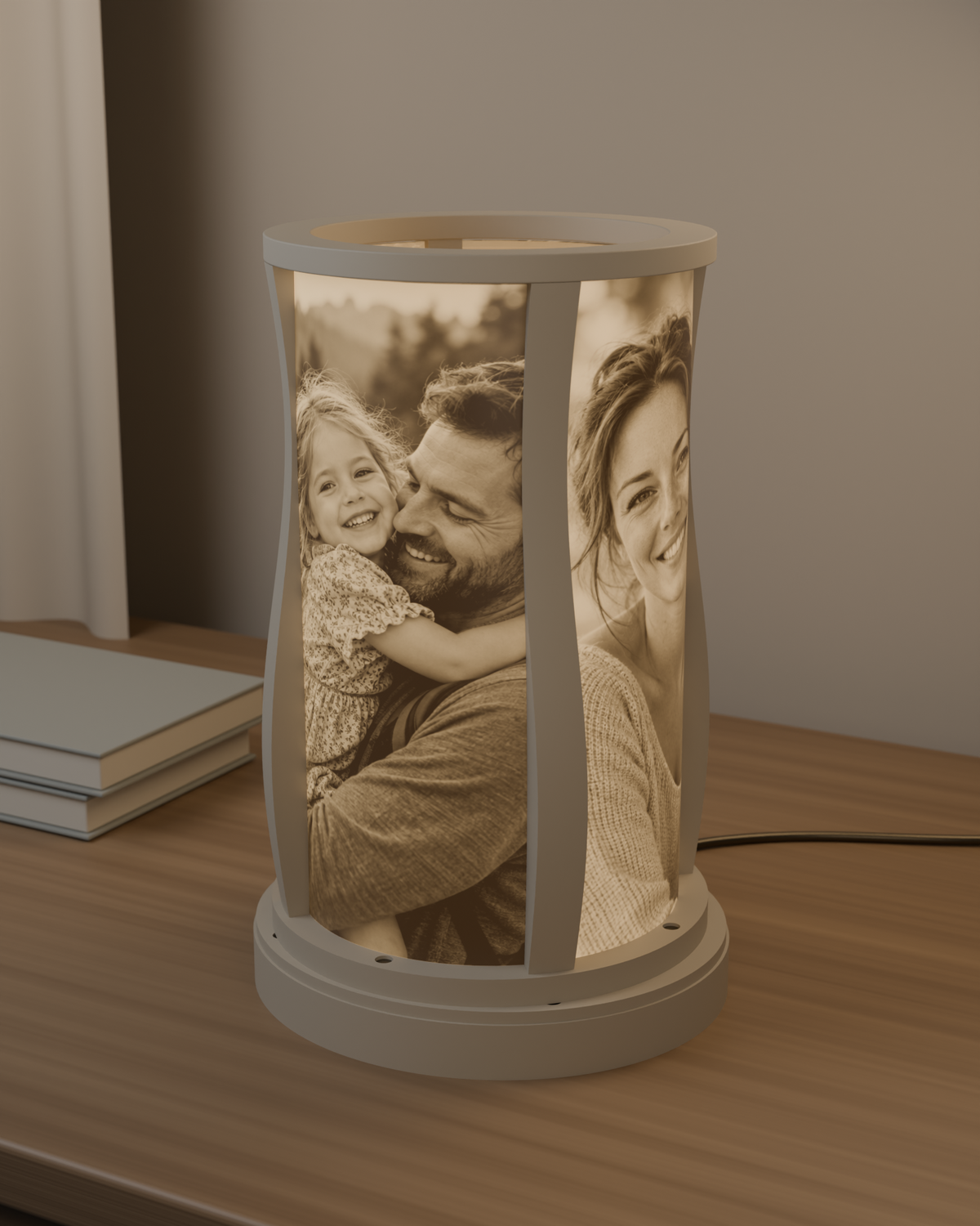 LUME gepersonaliseerde fotolamp met familiefoto’s als verlichte fotopanelen op een houten tafel.