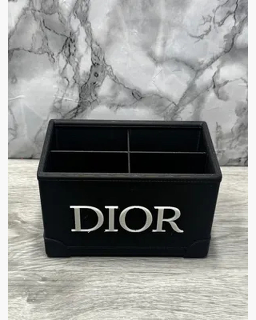 Bovenaanzicht van compacte make-up organizer met vier opbergvakken.