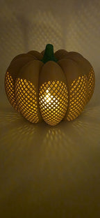 Latte pompoen decoratie met verlicht rasterpatroon.