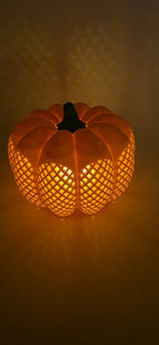 Oranje Halloween pompoen met warm LED-licht.