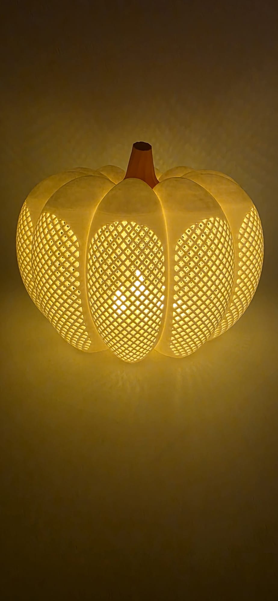 Witte pompoen lantaarn met warm LED-licht.
