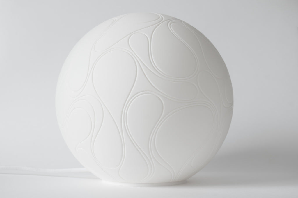 Witte River design tafellamp uitgeschakeld met organisch lijnreliëf.