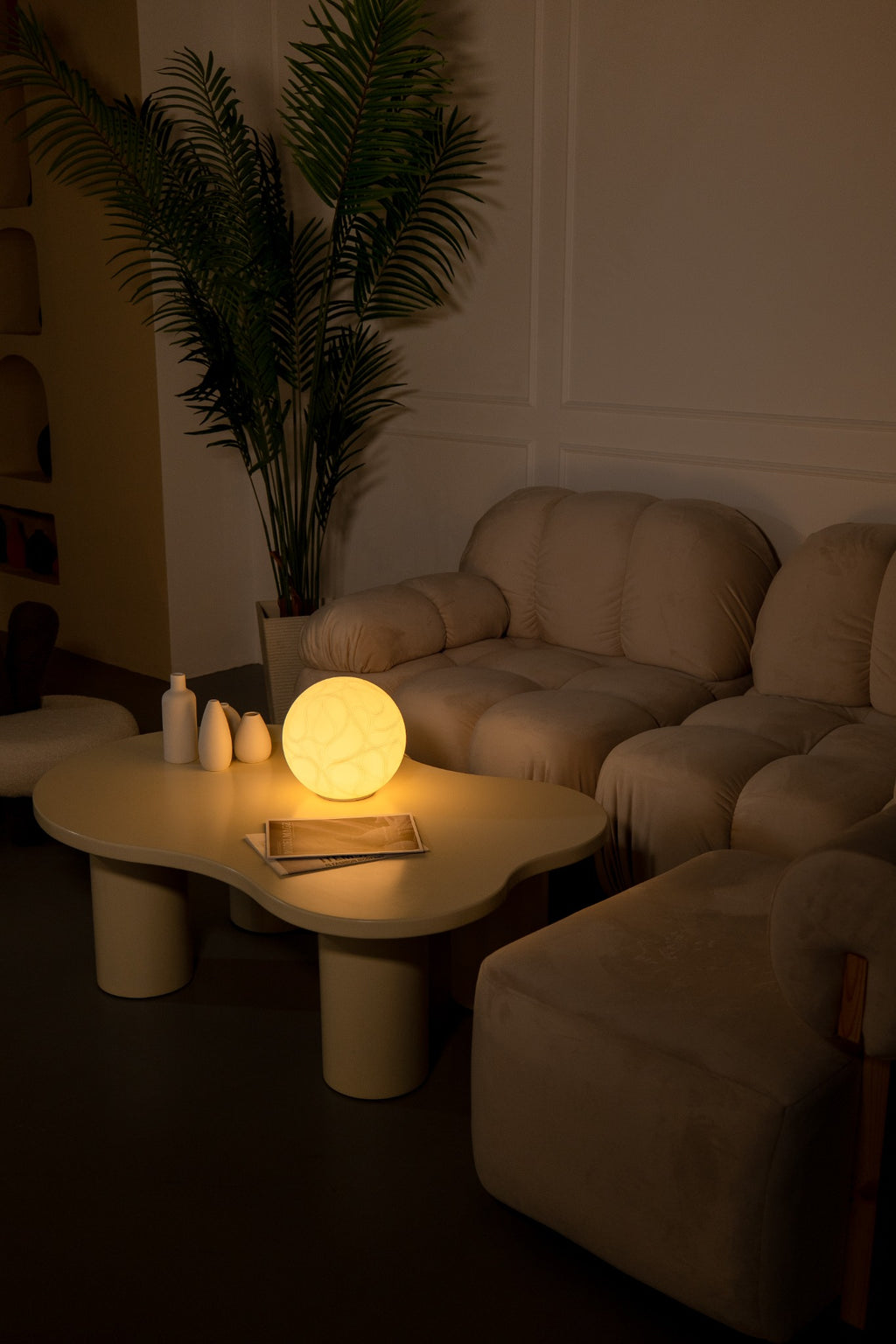 River design tafellamp als sfeerverlichting op een salontafel in de woonkamer.