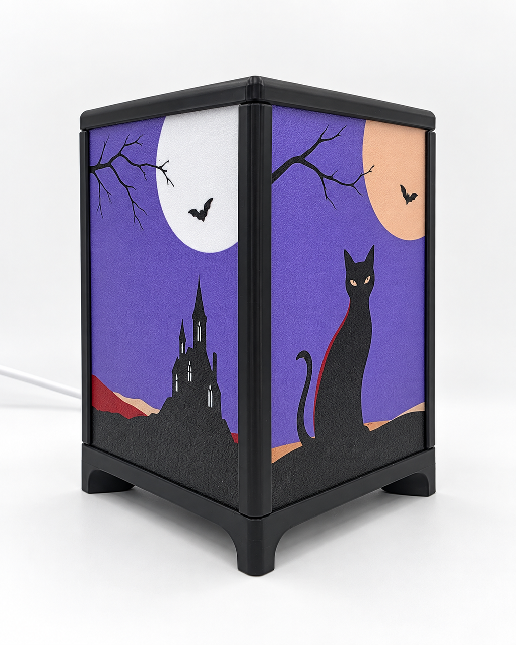 Zwarte Halloween-sfeerlamp met verlichte paarse frontjes met een zwarte kat, spookhuis, manen en vleermuizen.