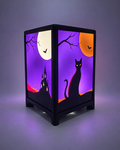 Zwarte Halloween-sfeerlamp met verlichte paarse frontjes met een zwarte kat, spookhuis, manen en vleermuizen.