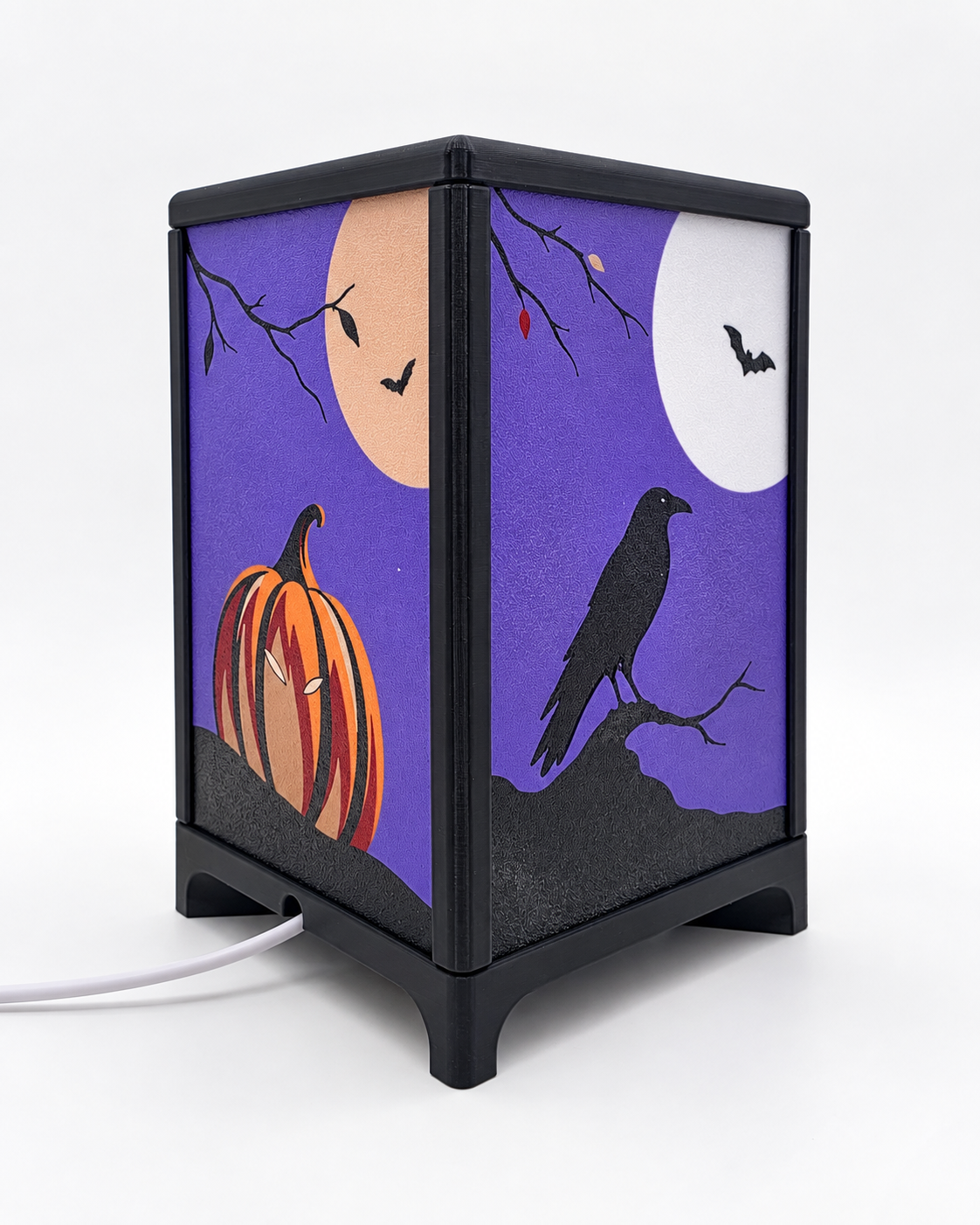 Uitgeschakelde Halloween-sfeerlamp met zwart frame en frontjes met een pompoen, raaf, maan en vleermuizen.