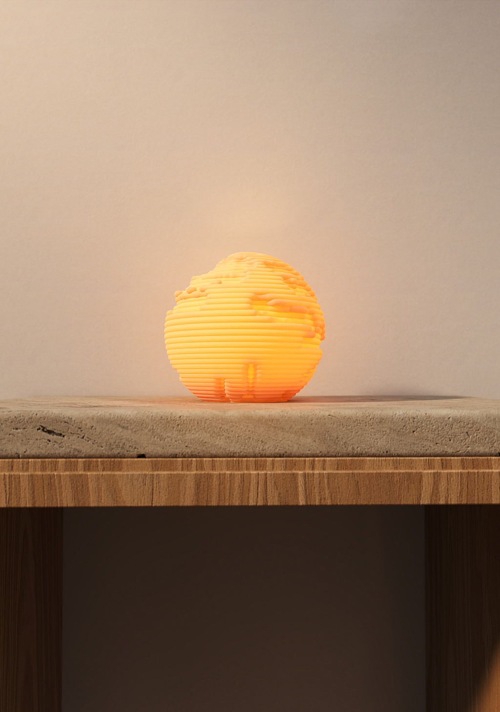 Strata USB designlamp als compacte sfeerverlichting op een dressoir.