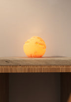 Strata USB designlamp als compacte sfeerverlichting op een dressoir.