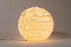 Strata USB mini designlamp met gelaagde structuur en warm geïntegreerd LED-licht.