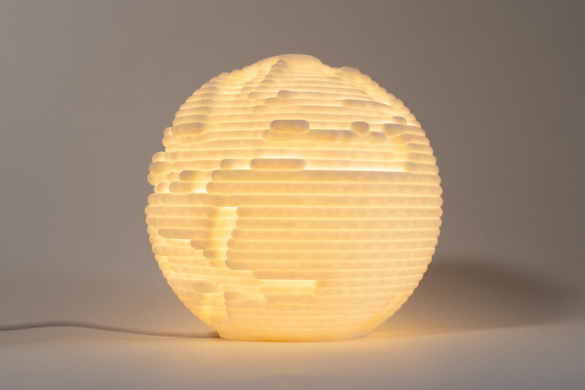 Strata USB mini designlamp met gelaagde structuur en warm geïntegreerd LED-licht.