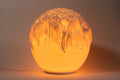 Tide sculpturale sfeerlamp met organisch reliëf en warm sfeervol licht.