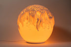 Tide sculpturale sfeerlamp met organisch reliëf en warm sfeervol licht.