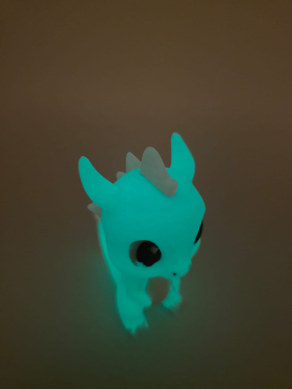 Vriendelijke groene 3D-geprinte draak met glow-in-the-dark effect.