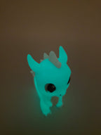 Vriendelijke groene 3D-geprinte draak met glow-in-the-dark effect.