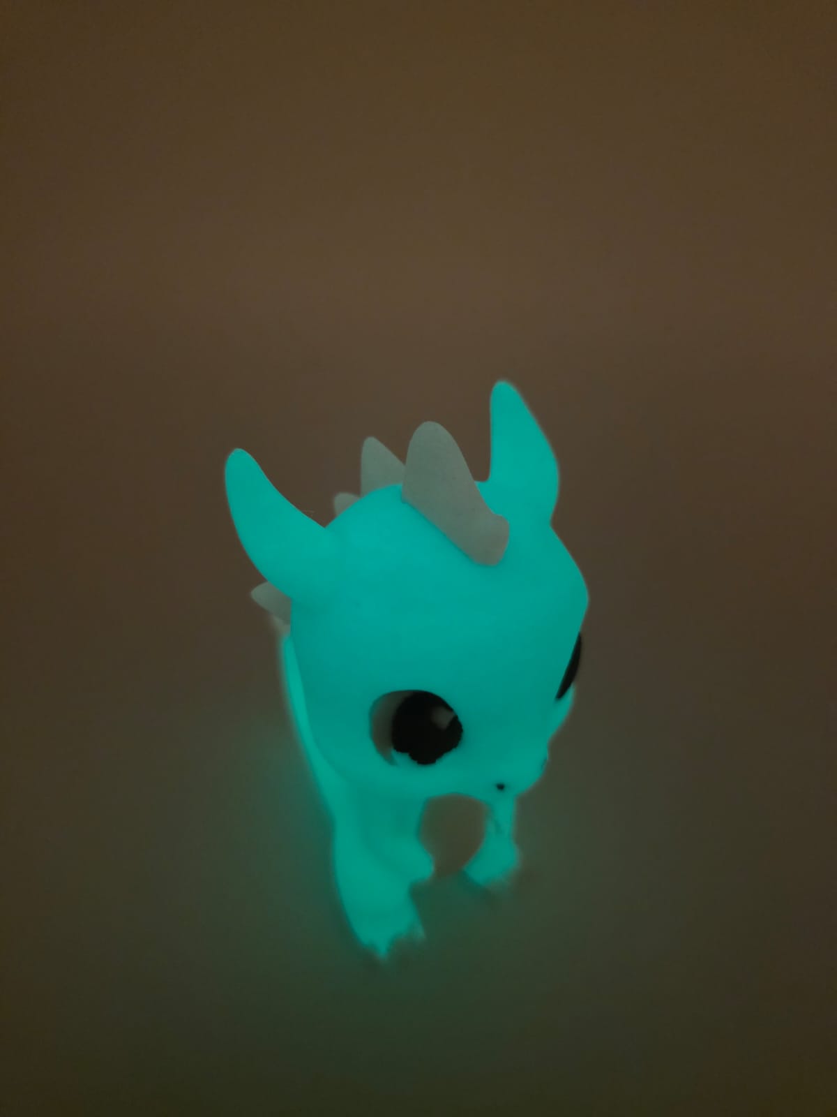 Vriendelijke groene 3D-geprinte draak met glow-in-the-dark effect.
