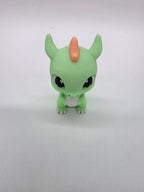 Vriendelijke groene 3D-geprinte draak met oranje, witte en zwarte details.